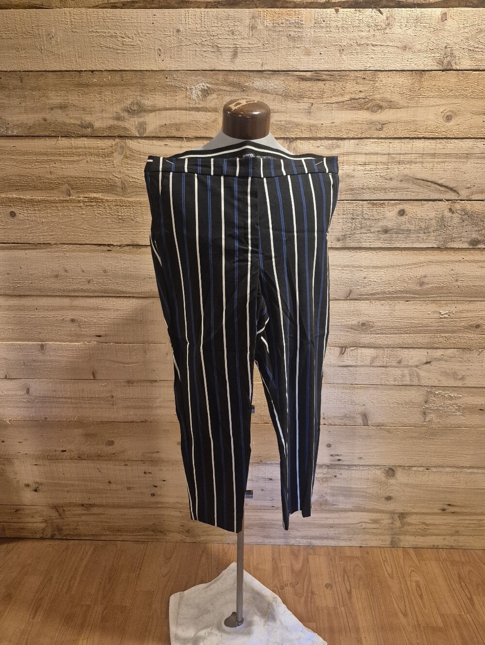 5/$30 Or 10/$50 Women's Navy Vertical Stripe 3/4 Pants